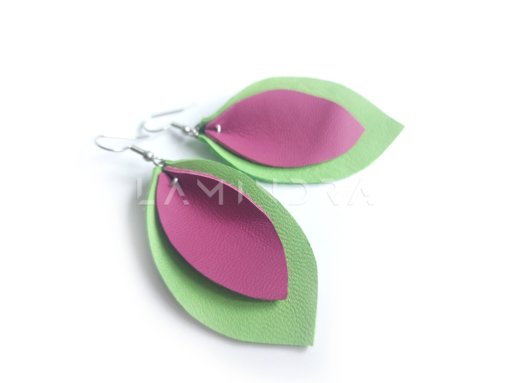 Fülbevalók, kézműves ékszerek: FU011, Zöld-lila valódi bőr, nemesacél akasztós fülbevaló